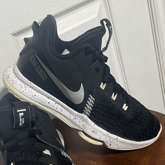 🏀 Nike LeBron Witness V5 Black/White Basketball Shoes LEBRON JAMES - Sz 8 - GUC - Picture 2 of 14
